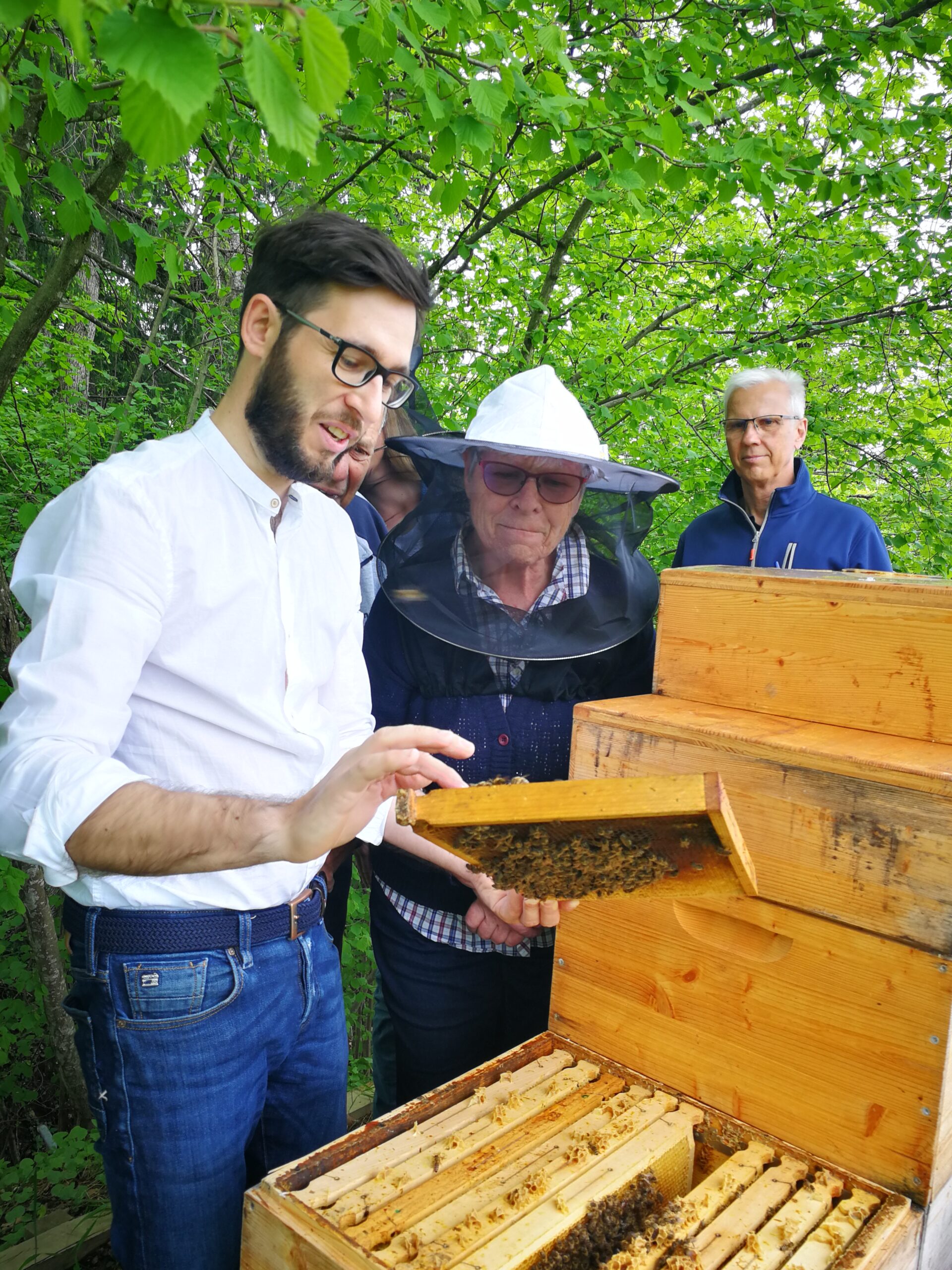 Exkursion zu unserer Bienenkönigen „KNEIPPIENE“