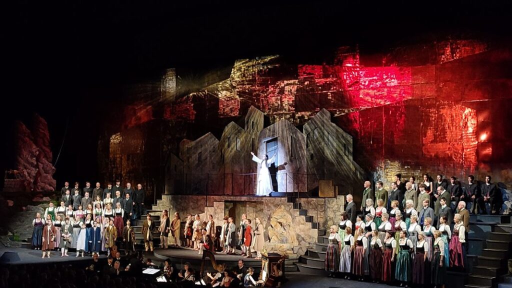Bühnenbild für die Aufführung zum Salzburger Adventsingen - im Mittelpunkt steht der Engel der Verkündigung